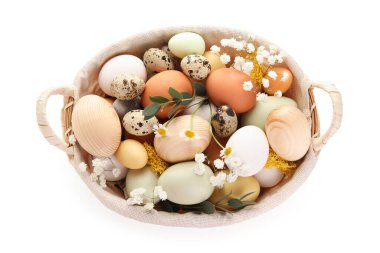 Paskalya yumurtaları, çiçekler ve yeşil yapraklı güzel sepet beyaz arka planda, yakın plan