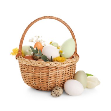 Beyaz arka planda paskalya yumurtaları ve çiçekli güzel bir sepet.