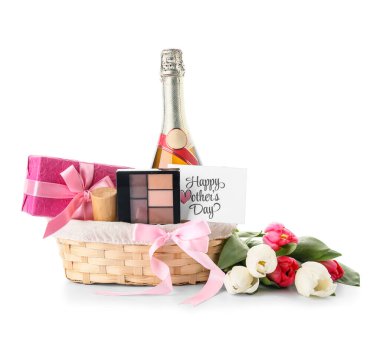 Beyaz arka planda anneler günü için lale, şampanya şişesi ve kozmetik sepetleri.