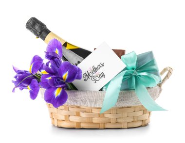 Süsen çiçekli sepet, hediye kutusu ve beyaz arka planda anneler günü için şampanya şişesi.