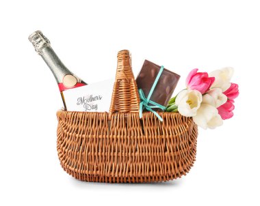 Laleli sepet, şampanya şişesi ve beyaz arka planda çikolata.