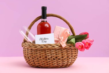 Şarap şişeli sepet, lale ve anneler günü için hediye paketi.