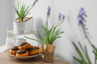 Mutfak tezgahında çörekleri olan güzel Muscari çiçekleri.