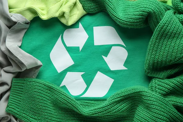 Farklı kıyafetlerdeki geri dönüşüm logosunun yakın görüntüsü