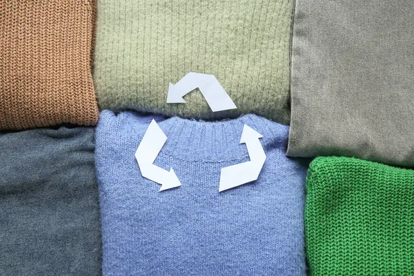 Farklı kıyafetlerdeki geri dönüşüm logosunun yakın görüntüsü