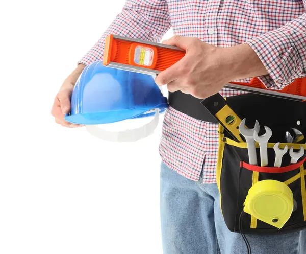 Seviye, başlık ve profesyonel aletlere sahip erkek inşaat işçisi beyaz arka planda izole edilmiş, yakın plan