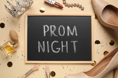 Metin PROM GECE, yüksek topuklu ayakkabı, taç, makyaj ürünleri ve bej arkaplanda mücevherler