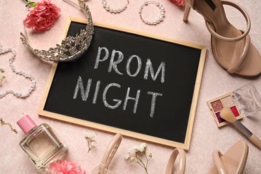 Metin PROM GECE, yüksek topuklu ayakkabılar, mücevherler, makyaj ürünleri ve grunge pembe arka planda çiçekler içeren kama tahtası