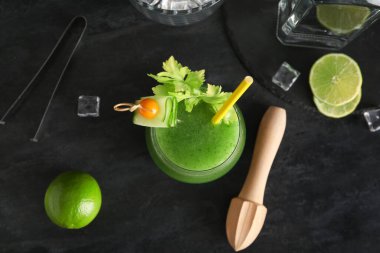 Bir bardak yeşil Bloody Mary kokteyli. Bezelye üzümü ve salatalık dilimi ile süslenmiş.