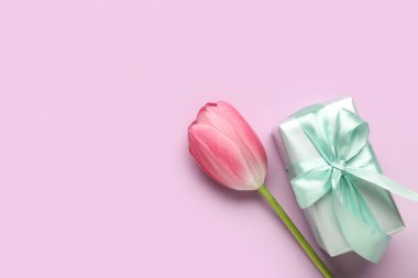 Güzel lale çiçeği ve leylak arkaplanda hediye kutusu. Anneler Günü kutlaması