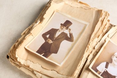 Akrabalarının fotoğraflarının olduğu eski bir albüm. Aile ağacı kavramı