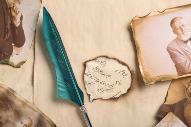 Akrabaların mektup ve kalemle eski fotoğrafları, yakın plan. Aile ağacı kavramı