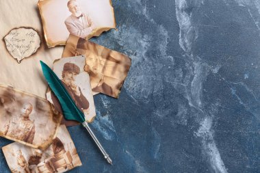 Koyu mavi arka planda, yazı için yeri olan akrabalarının eski fotoğrafları. Aile ağacı kavramı