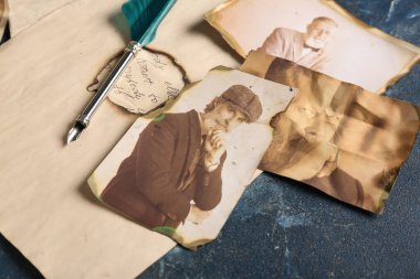 Lacivert arka planda kalem taşıyan akrabaların eski fotoğrafları. Aile ağacı kavramı