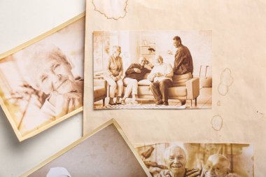 Beyaz arka planda akrabaların eski fotoğrafları. Aile ağacı kavramı