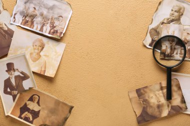 Akrabaların eski fotoğrafları ve bej arka planda büyüteç. Aile ağacı kavramı