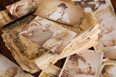 Masada akrabalarının fotoğraflarının olduğu eski bir albüm. Aile ağacı kavramı