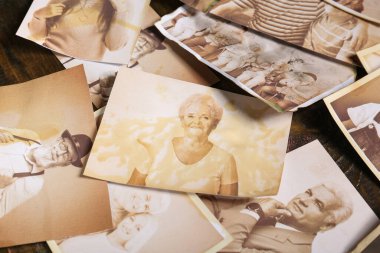 Akrabaların birçok eski fotoğrafı. Aile ağacı kavramı