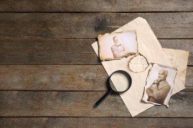 Akrabaların eski fotoğrafları, mektup ve büyüteçle ahşap arka planda, mesaj için yeri olan. Aile ağacı kavramı