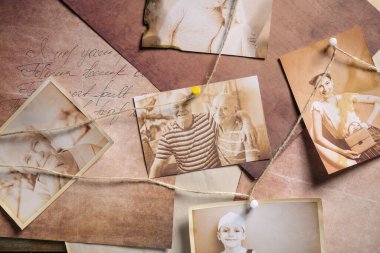 Akrabaların mektuplu eski fotoğrafları. Aile ağacı kavramı