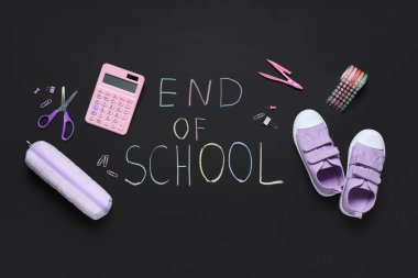 OKULU SONU, çocuk ayakkabıları ve farklı kırtasiye malzemeleriyle tebeşir tahtası