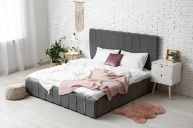 Büyük yataklı, aydınlık yatak odasının içi.