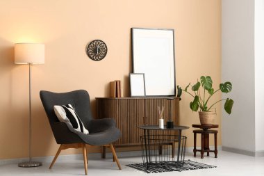 Koltuk ahşap klozet, parlayan lamba ve oturma odasında siyah masa.