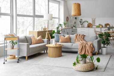 Oturma odası ve mutfağı olan şık bir stüdyo daire.