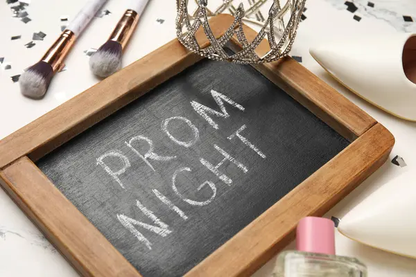 Metin PROM GECE, yüksek topuklu, taç ve makyaj ürünleri Grunge beyaz arka plan