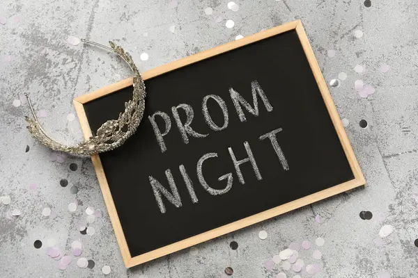 Grunge Grey arka planında PROM GECE, taç ve konfetili tebeşir tahtası