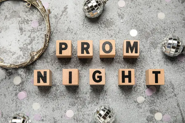 Taçlı balo gecesi, konfeti ve grunge gri arka planda disko topları olan metin balosu gecesi