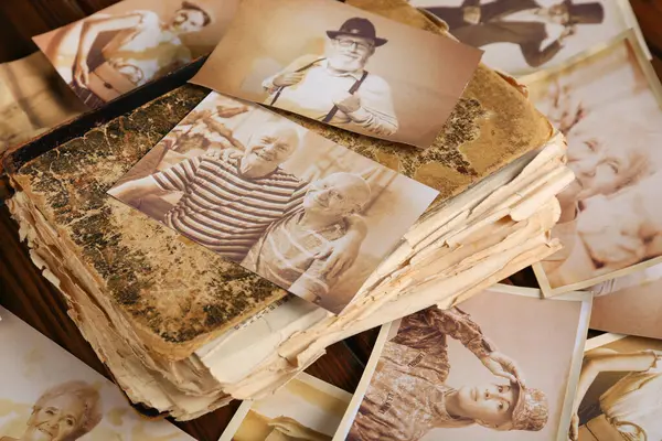 Masada akrabalarının fotoğraflarının olduğu eski bir albüm. Aile ağacı kavramı