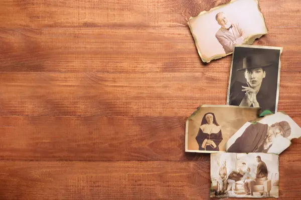 Ahşap zemin üzerinde akrabaların eski fotoğrafları ve mesaj için yeri var. Aile ağacı kavramı