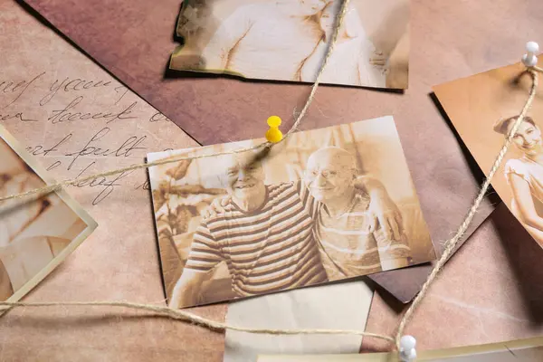 Akrabaların mektuplu eski fotoğrafları. Aile ağacı kavramı