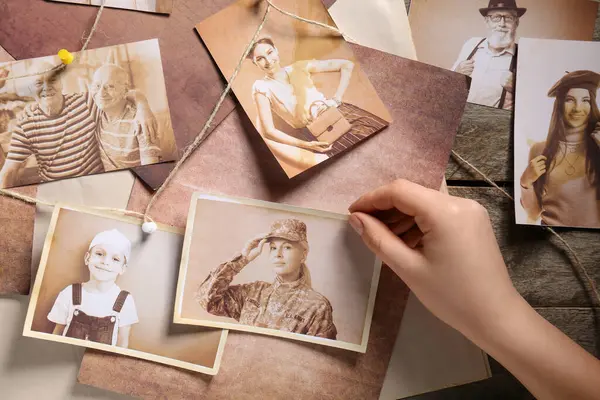 Akrabalarının eski fotoğraflarıyla aile ağacı yapan bir kadın.