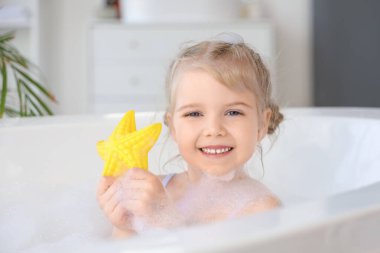 Oyuncak banyosu olan sevimli küçük bir kız.