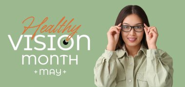 Yeşil arka planda gözlüklü genç Asyalı kadın. Sağlıklı Görüş Ayı