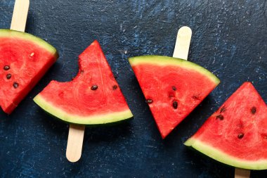 Mavi arka planda tatlı karpuz çubukları