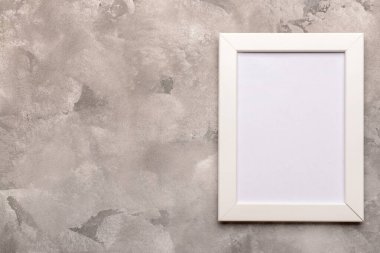 Gri grunge arkaplanındaki boş fotoğraf çerçevesi