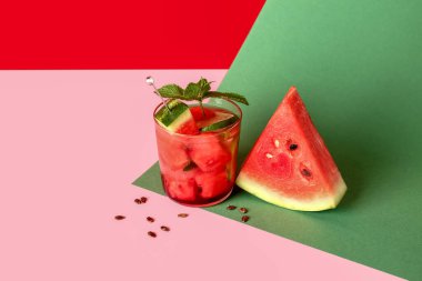 Limonlu taze karpuz limonatası ve renkli arkaplanda nane şekeri.