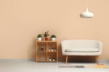 Modern oturma odası, rahat beyaz kanepe, raf ünitesi ve lamba.