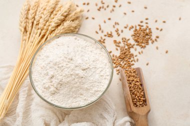 Cam kasede buğday unu ve arka planda dikenler.