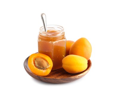 Beyaz arka planda tatlı kayısı reçeli kavanoz