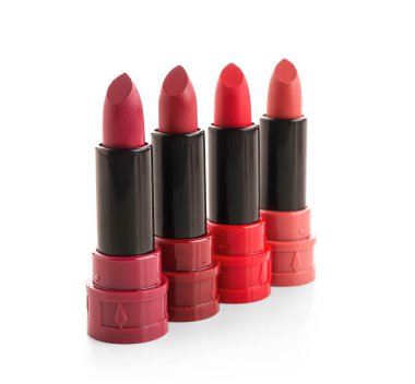 Beyaz arka planda farklı modern kırmızı ruj.