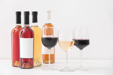 Şişeler ve bardaklar farklı arkaplanda nefis şaraplar.