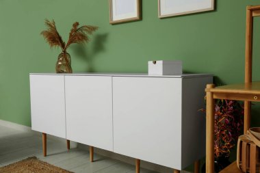 Modern beyaz çekmeceli şık bir oturma odası.