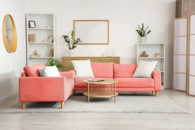 Mercan kanepeli, aydınlık oturma odasının içi.