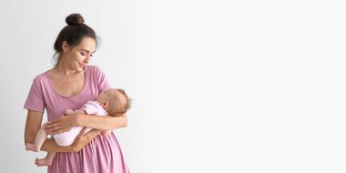 Beyaz arka plan üzerinde sevimli küçük mutlu anne