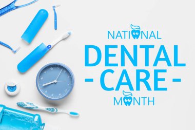 Alarm saati ve beyaz arka planda ağız temizliği için ayarlandı