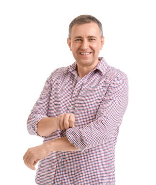 Olgun bir adam beyaz arka planda kolunu kıvırıyor.